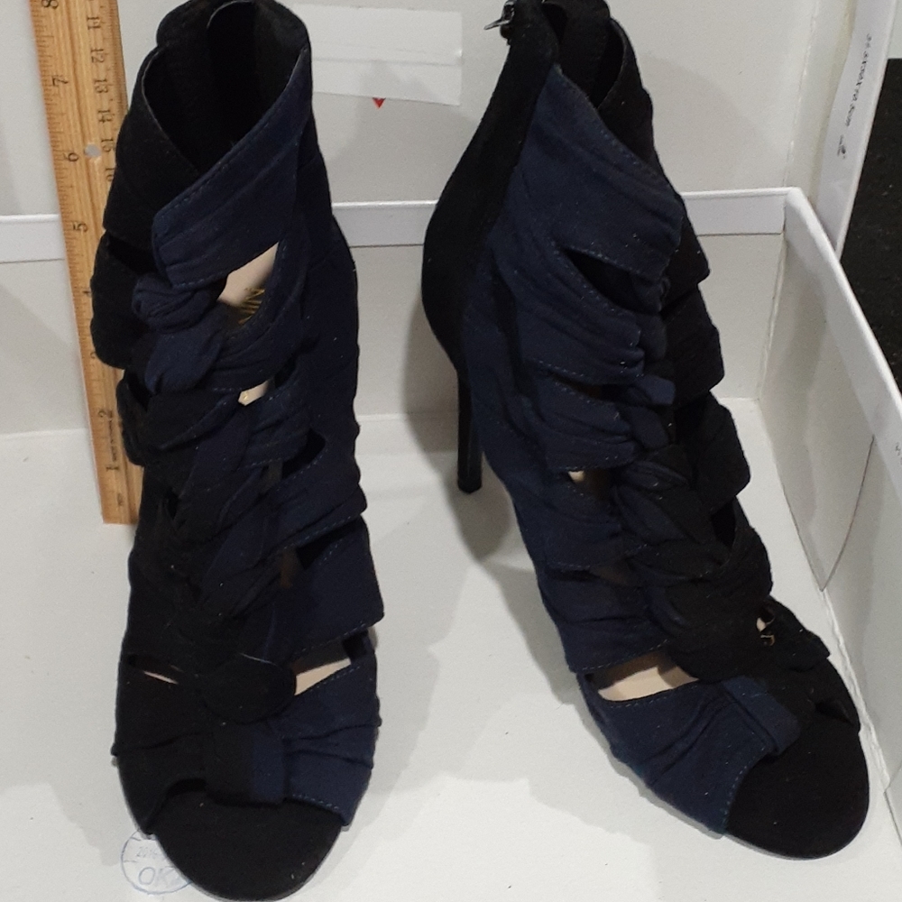 Nine West 3 inch heel .size 8M